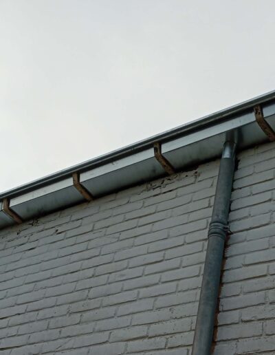 Zinken goot in oude gootbeugels